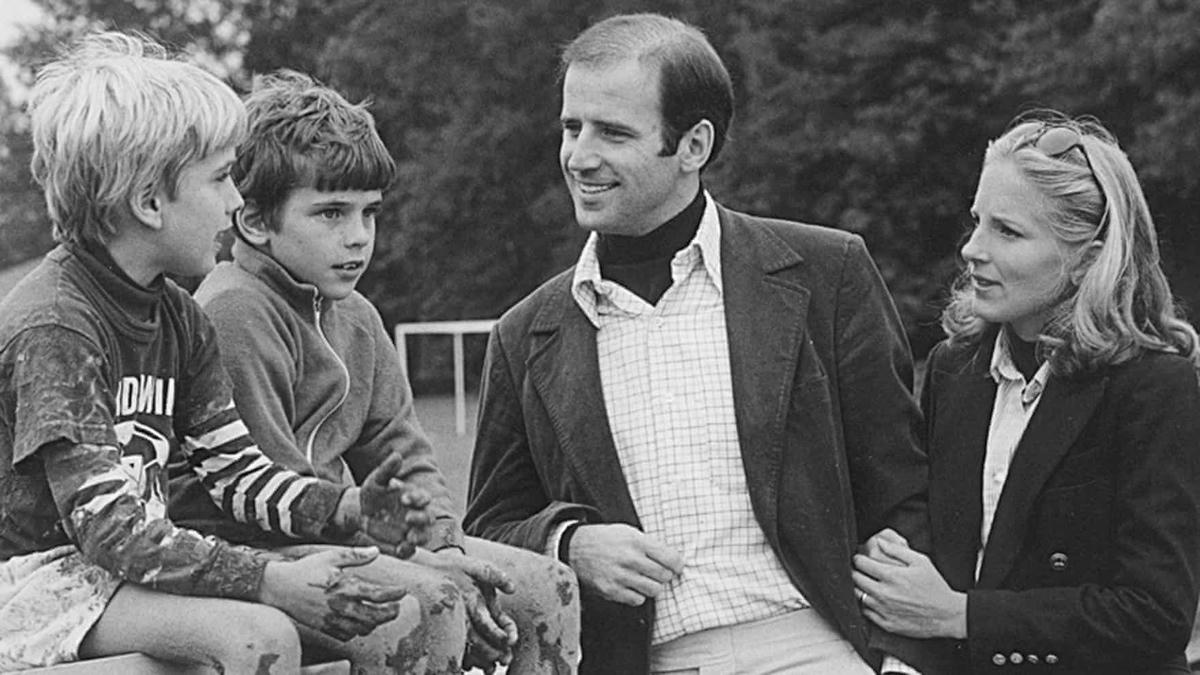Ông Biden chụp cùng 2 con trai còn sống sau vụ tai nạn năm 1972 và bạn gái Jill, người sau này trở thành người vợ thứ 2 của ông. Bà Jill đã hỗ trợ nuôi dạy 2 người con riêng của ông Biden khôn lớn và xây dựng một gia đình hạnh phúc cùng ông. (Ảnh: AFP).