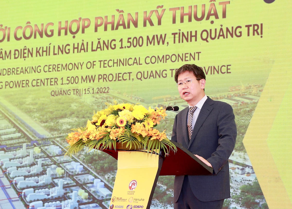 Ông Shin Byung Chul - Phó Chủ Tịch cấp cao Công ty cổ phần năng lượng Hanwha thay mặt tổ hợp nhà đầu tư phát biểu.
