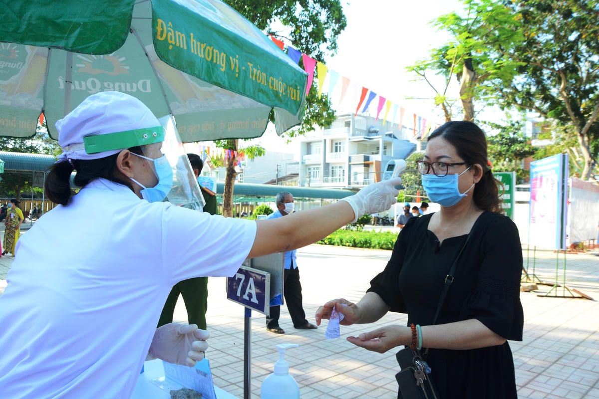 Cử tri được đo thân nhiệt trước khi vào điểm bỏ phiếu.