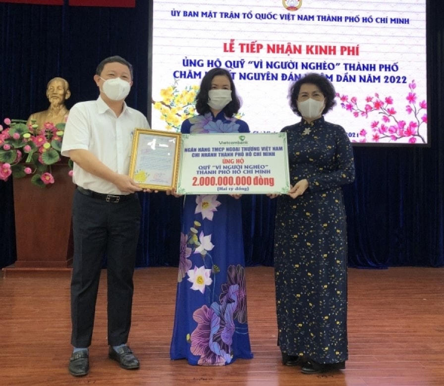 Lãnh đạo UBND, Ủy ban MTTQ Việt Nam TP HCM tiếp nhận ủng hộ từ một đơn vị.