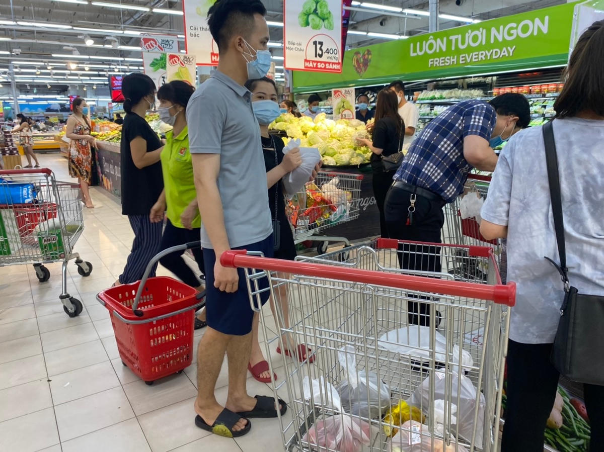 Khu vực bán thực phẩm cũng là nơi đông khách nhất của siêu thị. Ảnh: L.A.