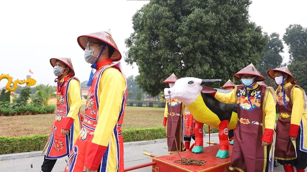Năm Canh Tý 2020, sự kiện đã được lên kế hoạch kỹ lưỡng để thực hiện, song do dịch Covid-19 mà mọi nỗ lực phải tạm hoãn, ông Lê Văn Lan cho biết. Năm Tân Sửu 2021 cũng đang nằm trong bối cảnh dịch bùng phát tại nhiều nơi, song buổi tái hiện vẫn cố gắng để mang đến trải nghiệm chân thực nhất cho người xem. (Ảnh: Vietnam+).