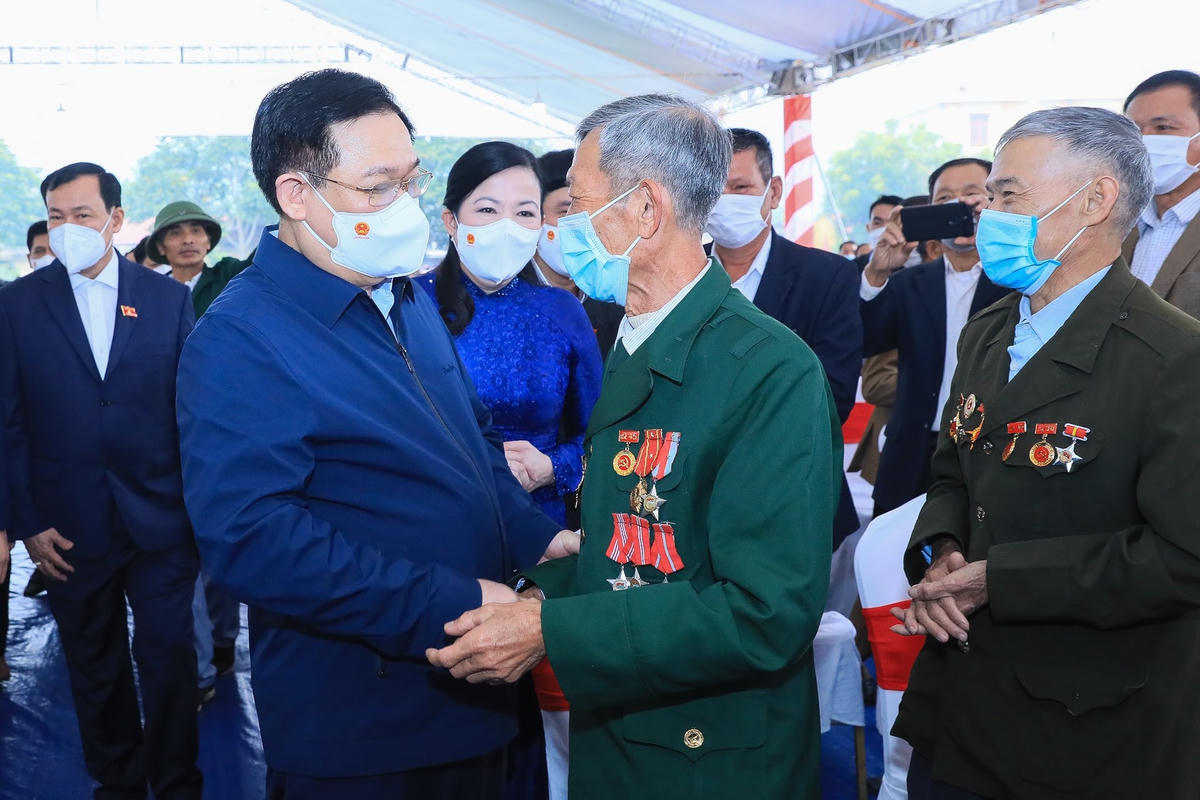 Chủ tịch Quốc hội Vương Đình Huệ thăm hỏi đồng bào các dân tộc xã Trung Lương tại Ngày hội.