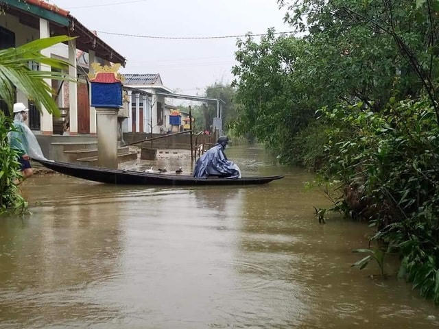 Lũ lại lên ở các vùng trũng huyện Quảng Điền. (Ảnh: H.Nhân).