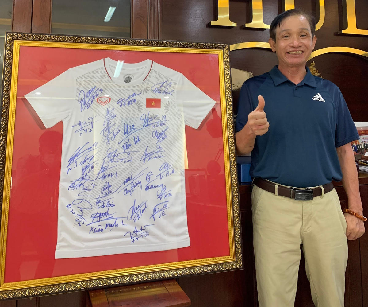 PGS.TS Đoàn Đức Lương, Hiệu trưởng Trường Đại học Luật, Đại học Huế bên cạnh chiếc áo đấu.