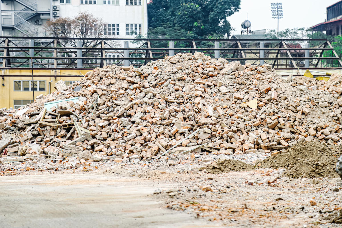 Phía trong công trình gạch đá nằm ngổn ngang.