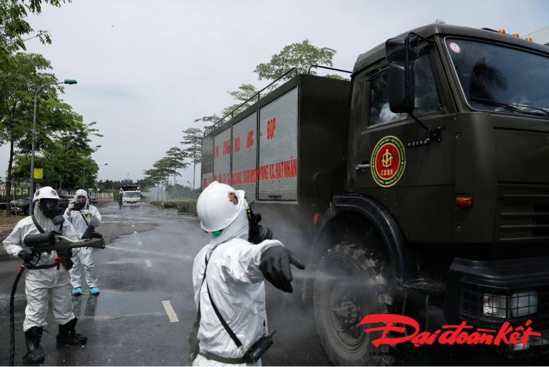 Các loại xe đặc chủng được huy động nhằm đảm bảo thực hiện công tác phun khuẩn tại Bệnh viện Bệnh Nhiệt đới Trung ương cơ sở Đông Anh. Ảnh: Quang Vinh. 