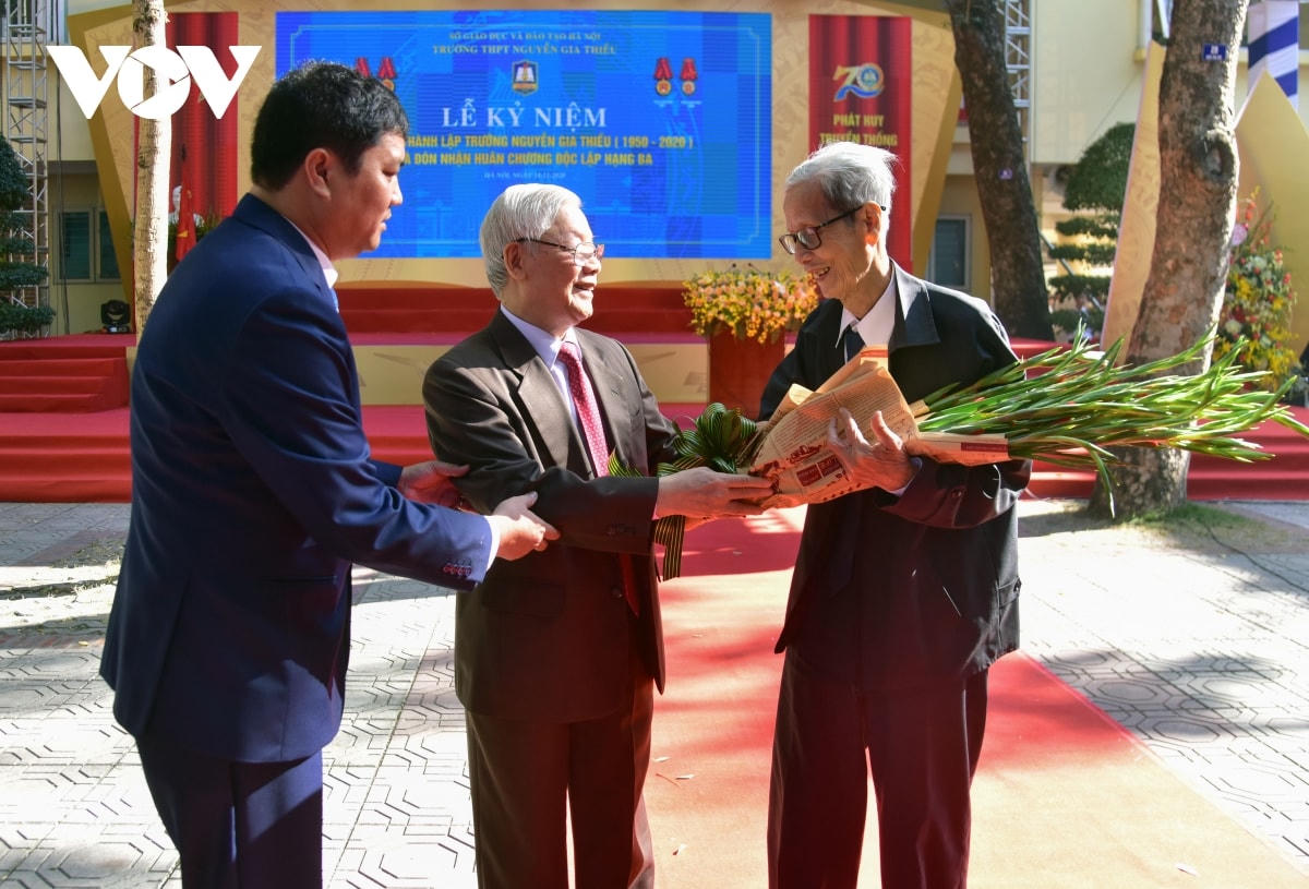 Tổng Bí thư, Chủ tịch nước tặng hoa chúc mừng thầy nhân dịp 20/11. 