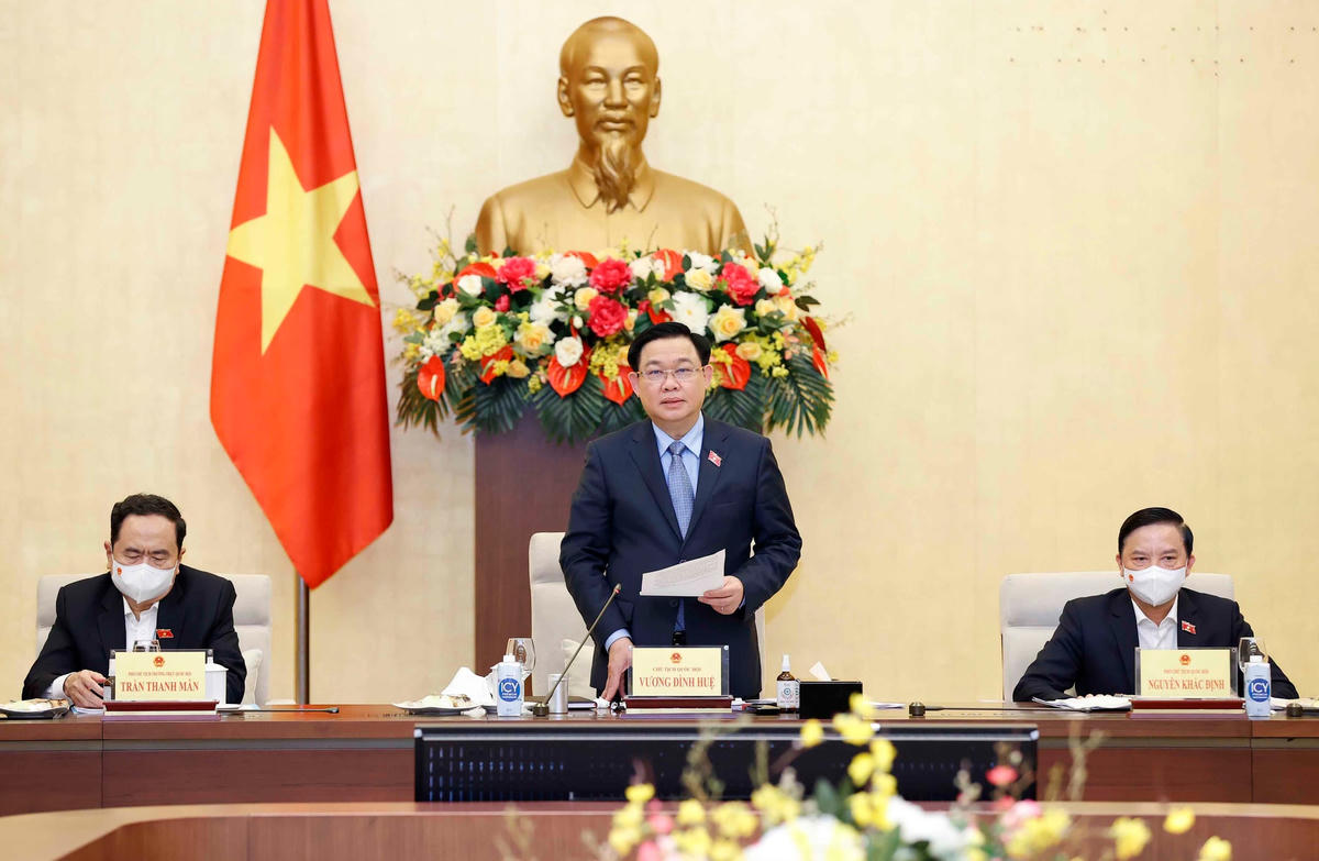 Chủ tịch Quốc hội Vương Đình Huệ phát biểu tại cuộc họp.