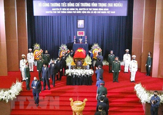 Đoàn đại biểu Chính phủ do Ủy viên Bộ Chính trị, Thủ tướng Chính phủ Nguyễn Xuân Phúc dẫn đầu viếng nguyên Phó Thủ tướng Trương Vĩnh Trọng. Ảnh: Thanh Vũ/TTXVN.
