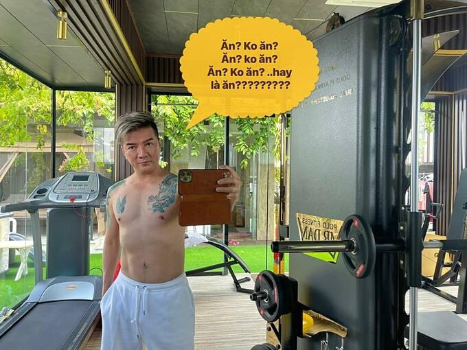 Ca sĩ Đàm Vĩnh Hưng selfie khoe body và hài hước nói về việc thèm ăn nhưng vẫn phải lo giữ dáng.