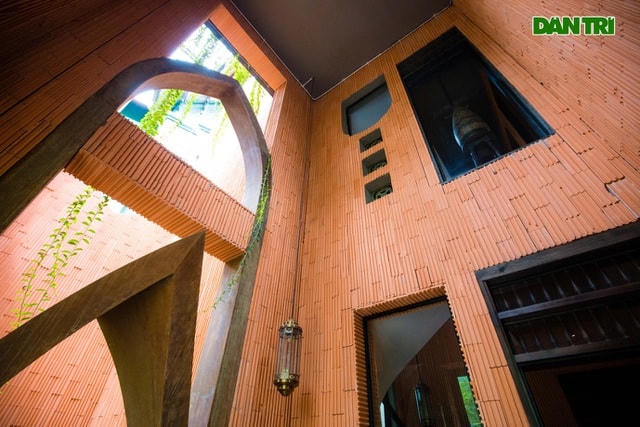 Điều đặc biệt nằm ở sự mộc mạc của sắc đỏ từ gạch nung chính là chất liệu chủ đạo tạo nên các hệ vòm ấn tượng.  