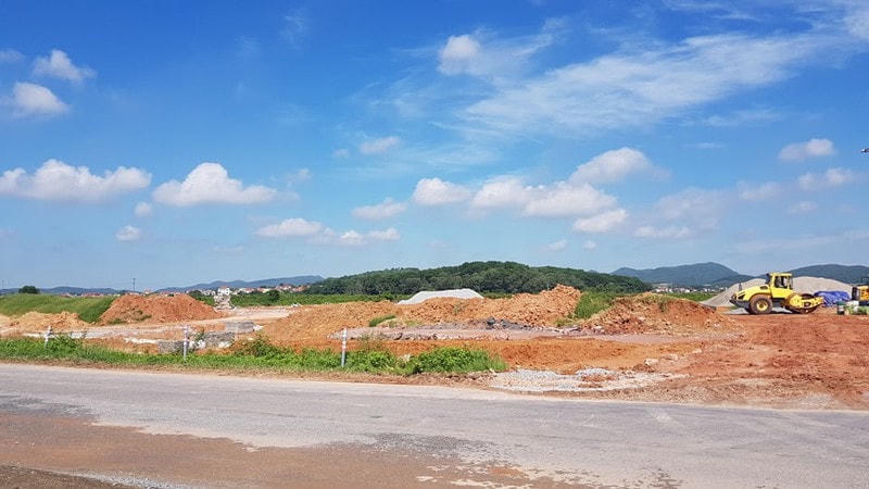 Mặc dù chưa được bàn giao đất nhưng Công ty Đức Trí đã tiến hành san lấp và thi công tại dự án xây dựng khu dân cư thương mại và chợ Cộng Hòa.