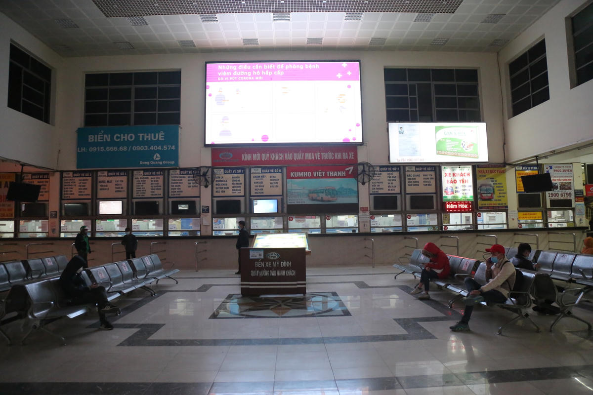 Theo đó, tại bến xe Mỹ Đình cũng vắng vẻ khác thường, tại các phòng chờ bán vé cũng chỉ có vài hành khách về quê.
