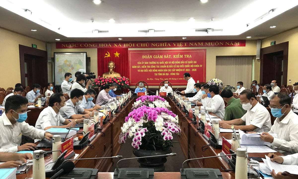 Quang cảnh buổi làm việc. 