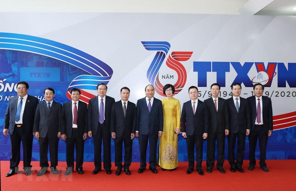 Thủ tướng Nguyễn Xuân Phúc cùng các đại biểu và lãnh đạo TTXVN chụp ảnh chung tại Lễ kỷ niệm 75 năm Ngày thành lập Thông tấn xã Việt Nam (15/9/1945-15/9/2020). (Ảnh: Thống Nhất/TTXVN).