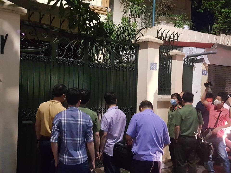 Công an mặc sắc phục và đại diện VKS đến khám nhà ông Nguyễn Đức Chung tại địa chỉ số 88 phố Trung Liệt.