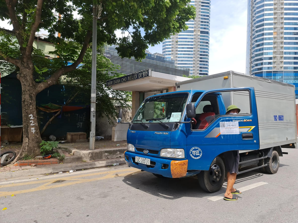 Những chiếc xe tải này, treo biển nhận chở hàng đi nhiều tỉnh thành như: Vĩnh Phúc, Phú Thọ, Bắc Giang, Tuyên Quang…Các xe tải này hầu hết đều có mã QR-code dán trên kính trước, thể hiện là xe được cấp nhận diện “luồng xanh”.