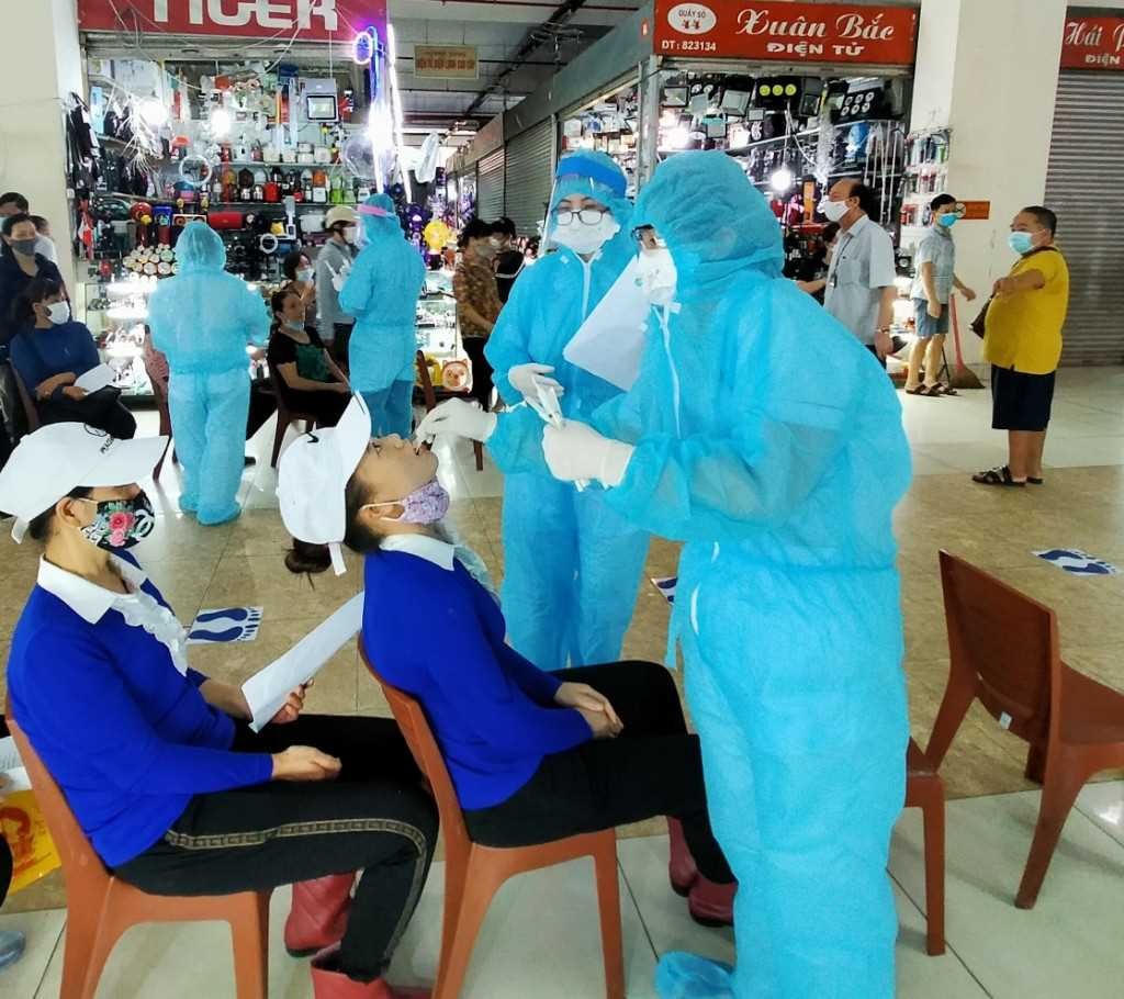 Trung tâm Kiểm soát Bệnh tật tỉnh (CDC) Quảng Ninh lấy mẫu xét nghiệm cho các tiểu thương. Ảnh: quangninh.gov.