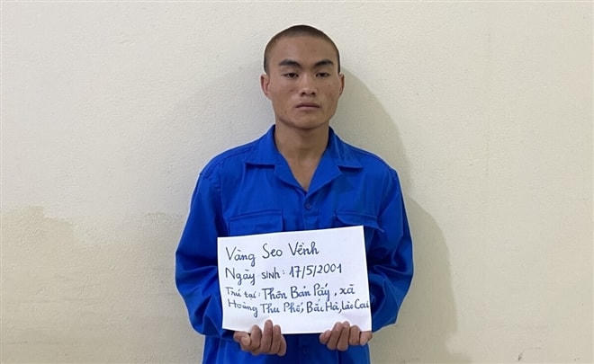 Đối tượng Vàng Seo Vềnh tại cơ quan công an.
