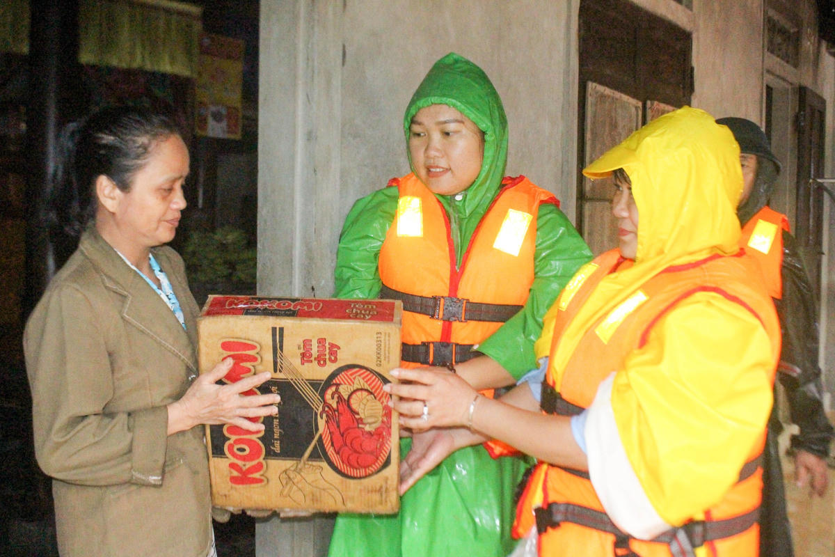 Đoàn đến thăm và tặng quà cho người dân bị ảnh hưởng do mưa lũ tại xã Hải Tiến.