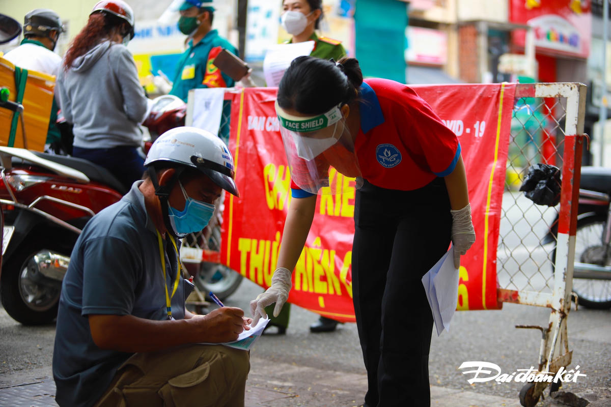 [ẢNH] Người dân vất vả khai báo ‘di biến động dân cư'