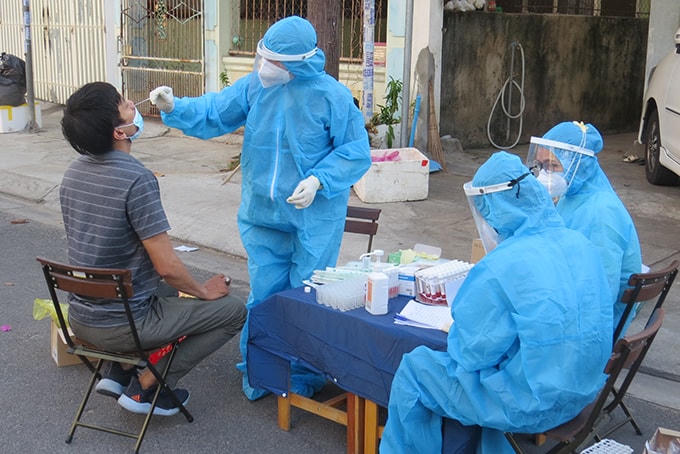 Lấy mấu test nhanh cho người dân Khánh Hòa. 
