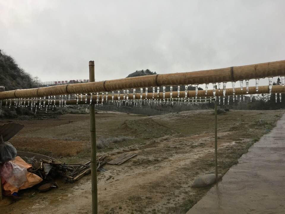 Băng giá dày đặc khiến cuộc sống của bà con nơi đây bị xáo trộn.