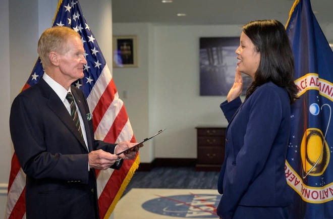 Bà Margaret Vo Schaus tuyên thệ nhậm chức Giám đốc tài chính NASA dưới sự chủ trì của Giám đốc NASA Bill Nelson ngày 4/8, tại trụ sở NASA ở Washington (Ảnh: NASA).