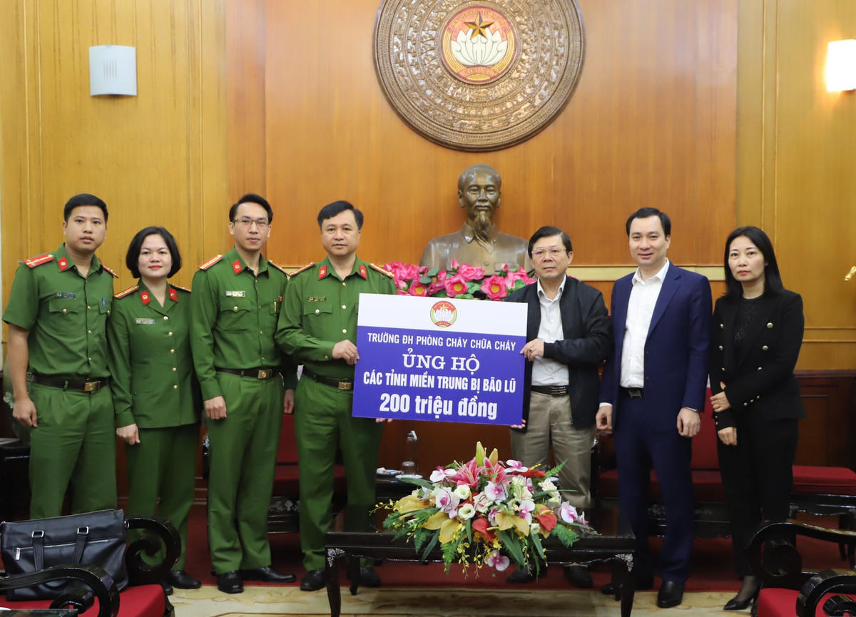 Phó Chủ tịch Nguyễn Hữu Dũng tiếp nhận ủng hộ từ Trường Đại học Phòng cháy chữa cháy.