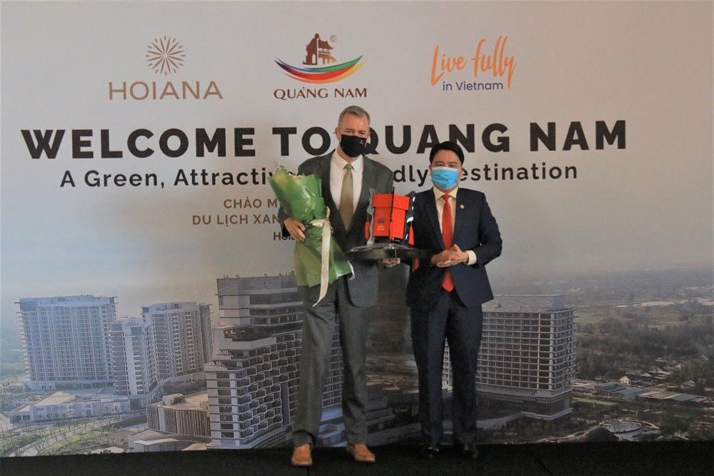 Lãnh đạo tỉnh Quảng Nam tặng quà cho du khách quốc tế.