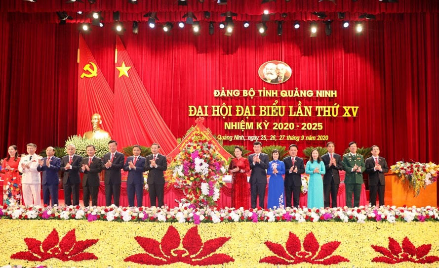 Chủ tịch Quốc hội Nguyễn Thị Kim Ngân tặng hoa chúc mừng Đại hội.