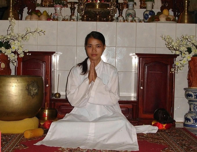 Chị Tuyết Vân năm 2008. Sau khi được anh Chi giới thiệu đến khám một bác sĩ có chuyên môn, chị xin vào chùa làm công quả, ngồi thiền, tập luyện để "cai thuốc" và phục hồi sức khỏe. Ảnh: Nhân vật cung cấp.