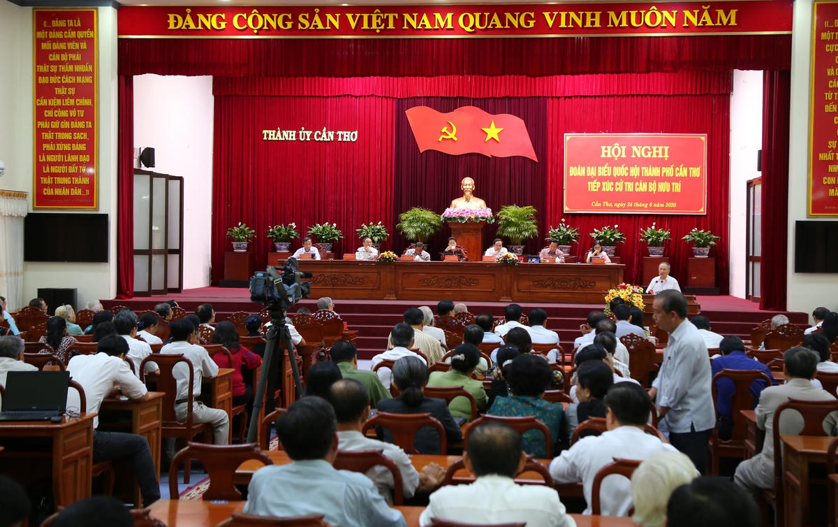 Quang cảnh buổi tiếp xúc cử tri.