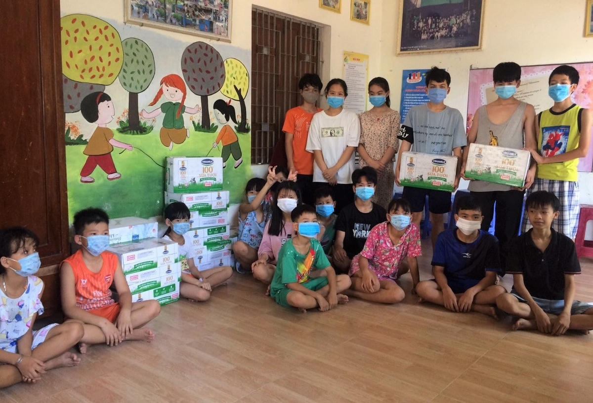 Quỹ sữa Vươn cao Việt Nam năm 2021 cũng đang tích cực triển khai việc trao sữa đến trung tâm bảo trợ, nhà mở tại 26 tỉnh thành trên cả nước.