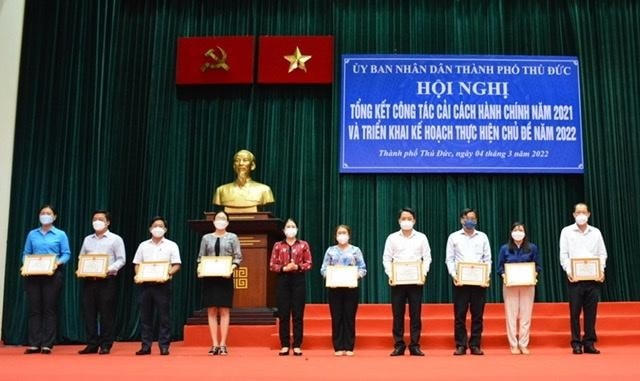 Tại Hội nghị, UBND TP Thủ Đức khen thưởng 31 tập thể và 37 cá nhân đã có thành tích xuất sắc trong công tác CCHC năm 2021. 