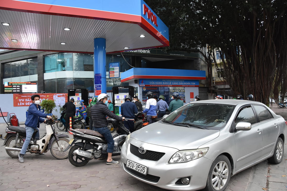 7h sáng tại cây xăng Trần Cung, hàng dài xe máy xếp hàng chờ đến lượt đổ xăng. 