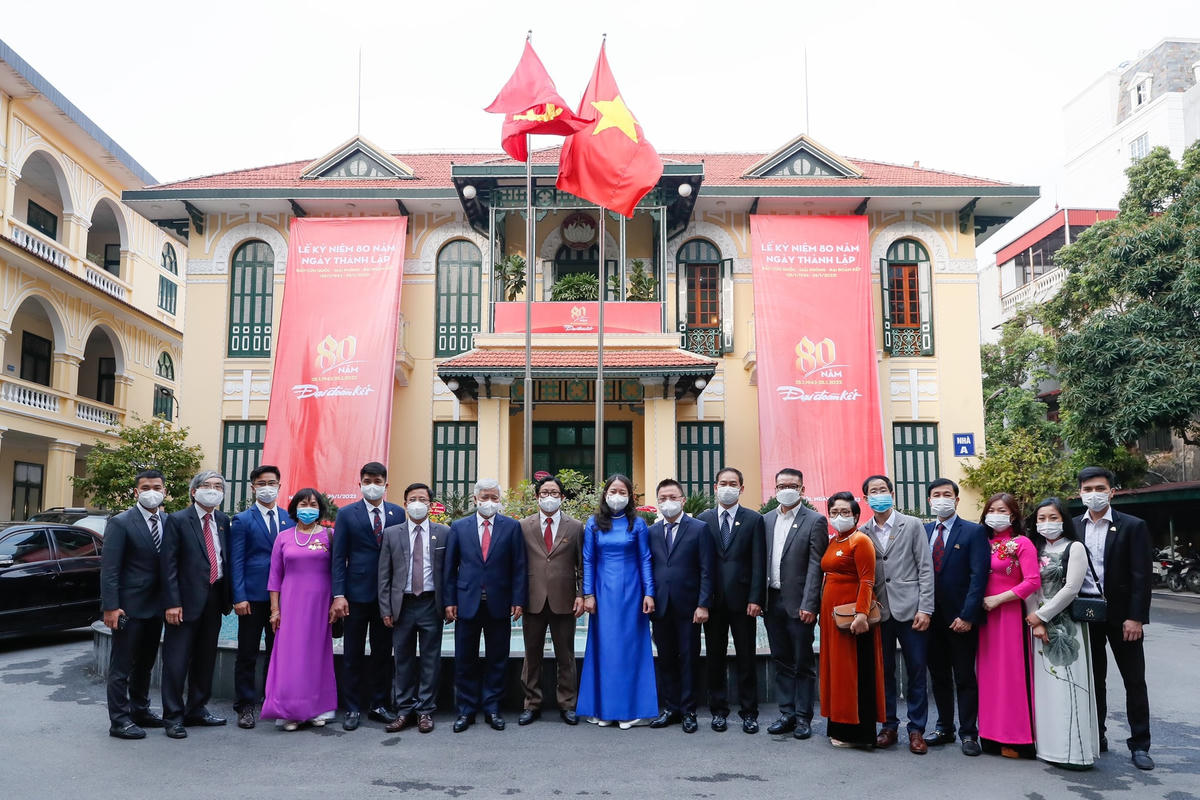 Chủ tịch UBTƯ MTTQ Việt Nam Đỗ Văn Chiến chụp ảnh lưu niệm với cán bộ phóng viên báo Đại Đoàn Kết.