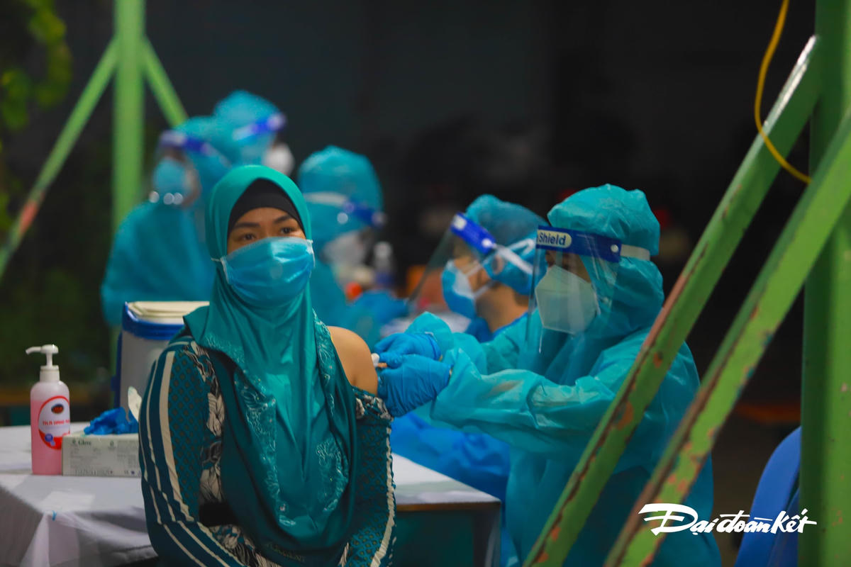 Nhân viên y tế tiêm cho người dân.