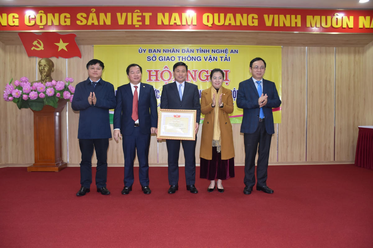 Bà Võ Thị Minh Sinh, Ủy viên BTV, Chủ tịch Ủy ban MTTQ tỉnh Nghệ An trao Bằng khen của Ủy ban MTTQ Việt Nam tỉnh Nghệ An cho Sở GTVT vì có đóng góp cho hoạt động vì người nghèo của tỉnh năm 2020.