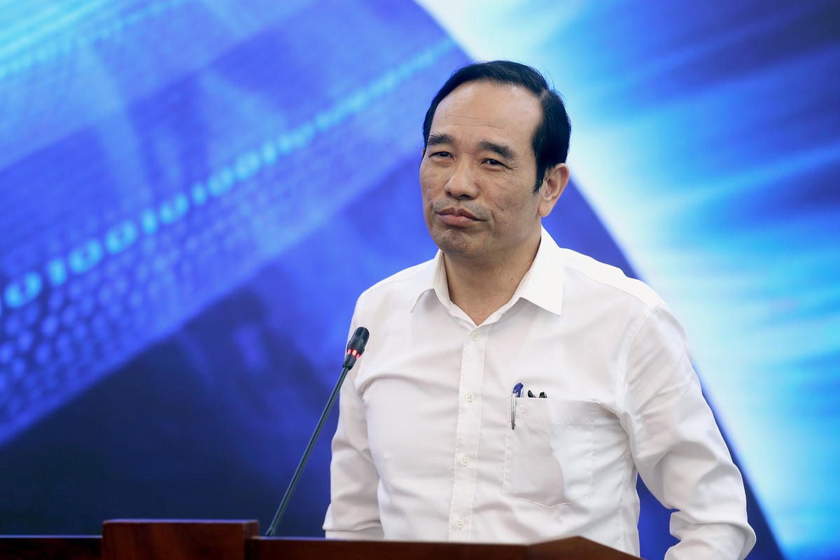 Ông Phan Văn Vượng, Phó Trưởng Ban Dân chủ - Pháp luật UBTƯ MTTQ Việt Nam trình bày chuyên đề "Giám sát cán bộ, đảng viên" tại Hội nghị.