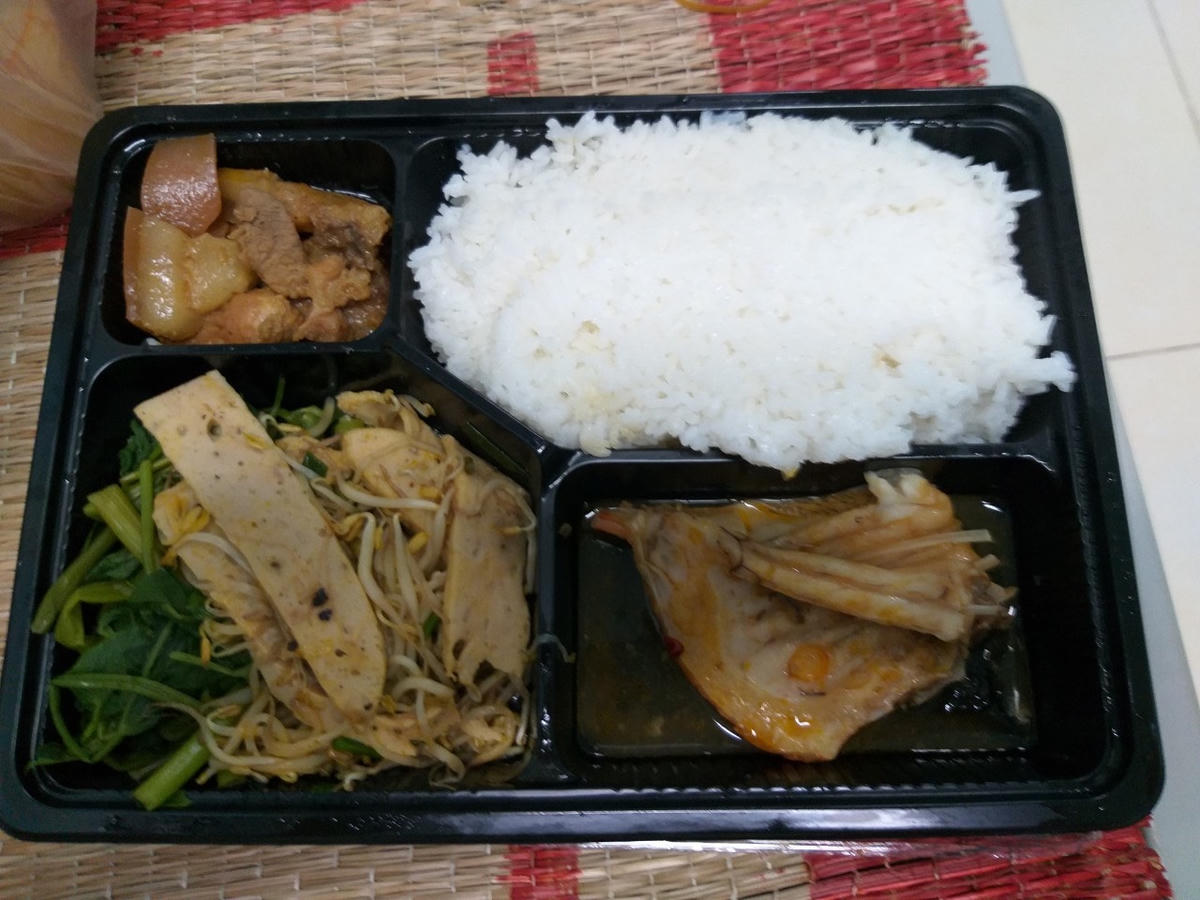 Một phần cơm ở khu cách ly.