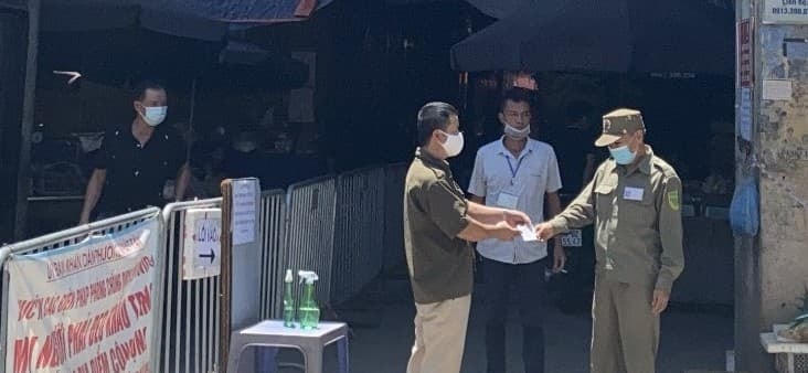 Người dân Hà Nội bắt đầu mang thẻ đi chợ
