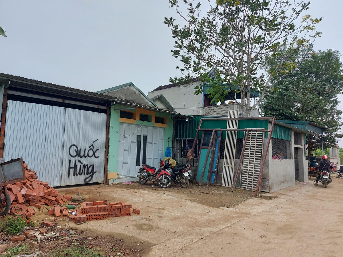 Sau khi lên bờ, nhiều hộ dân ở Thuỷ Long đã học nghề và mở các cửa hàng hàn xì, nhôm kính.