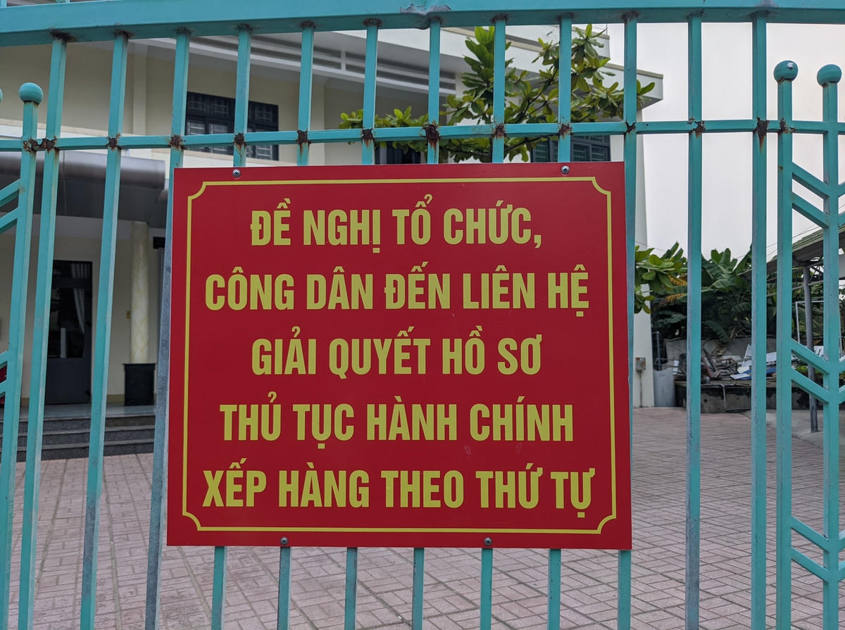 Cơ quan chức năng treo biển để nhắc nhở người dân xếp hàng.