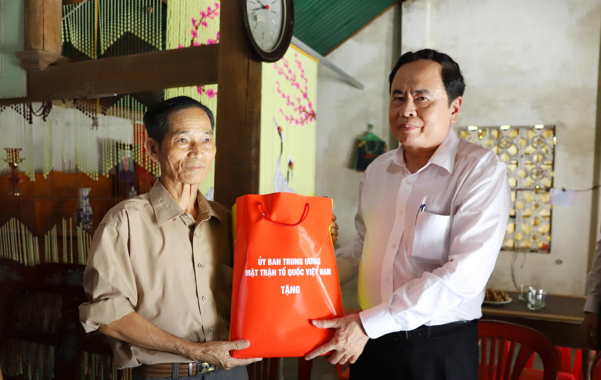 Chủ tịch Trần Thanh Mẫn ân cần trao món quà cho thương binh Nguyễn Thế Vinh.