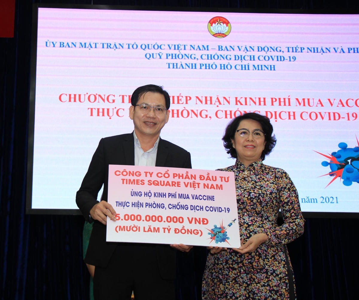 Bà Tô Thị Bích Châu, Chủ tịch Ủy ban MTTQ Việt Nam TPHCM tiếp nhận ủng hộ từ các doanh nghiệp ngay sau Lễ phát động.