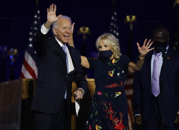Ông Joe Biden cùng vợ ăn mừng chiến thắng trên sân khấu ở Delaware tối 7/11. Ảnh: Reuters.  