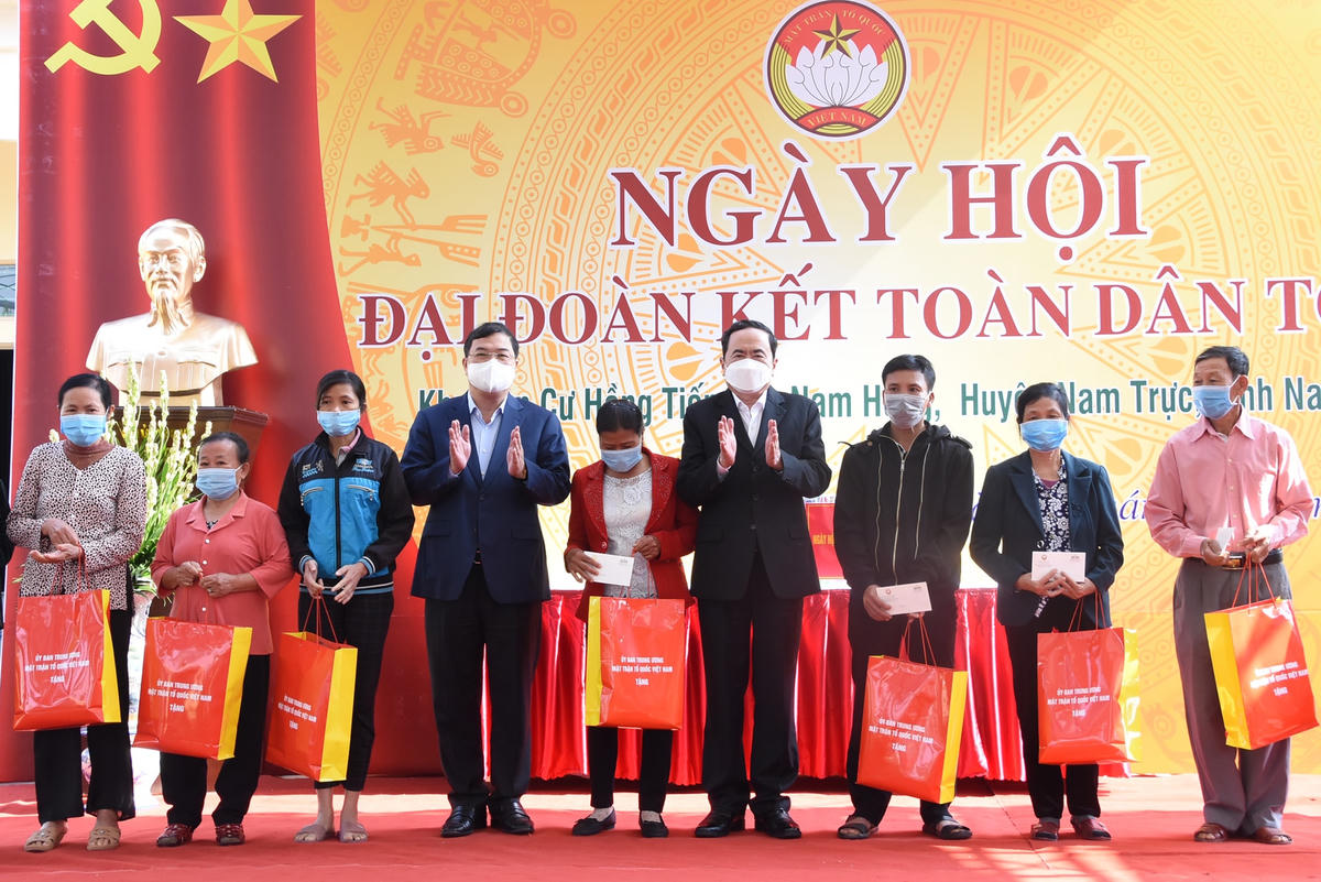 Phó Chủ tịch Thường trực Quốc hội Trần Thanh Mẫn, Bí thư Tỉnh uỷ Nam Định Phạm Gia Túc tặng quà người dân xóm Hồng Tiến tại Ngày hội.
