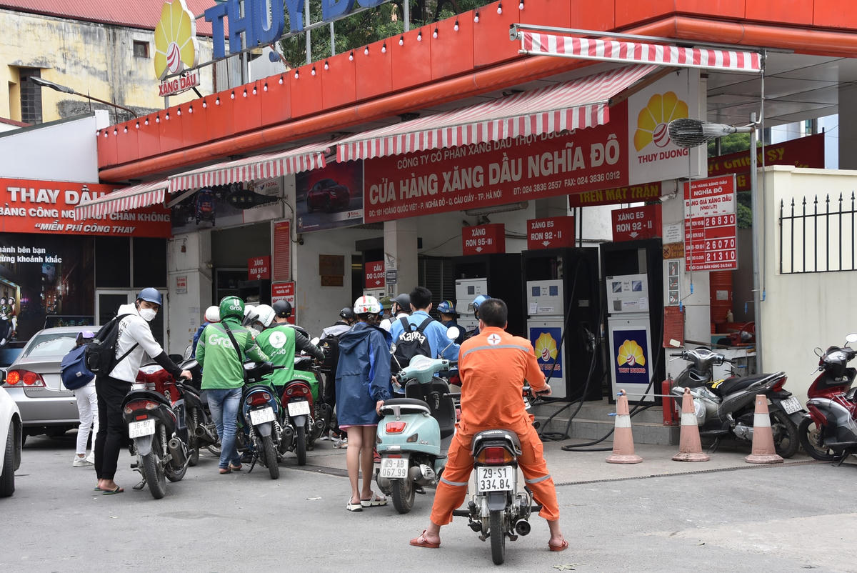 Hàng dài người xếp hàng tại cửa hàng xăng dầu Nghĩa Đô (đường Hoàng Quốc Việt). Cũng theo các nhân viên bán xăng tại đây, từ sáng nay lượng người dân đến đổ xăng đã tăng vọt so với mọi ngày.